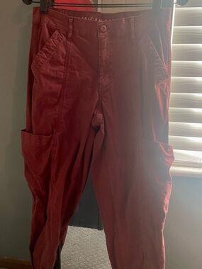 SHORT / PETITE American Eagle Women’s Deep Red Cuffed Cargos